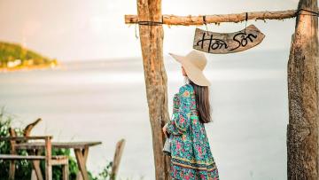 Một vùng đất hải đảo hoang sơ chỉ vài nhà lác đác bên ven biển với cuộc sống đánh cá mưu sinh quanh năm đã hình thành nên những văn hóa và bản sắc đặc trưng của con người nơi này những lễ hội, đền chùa như những nơi khác của miền tây Nam Bộ.